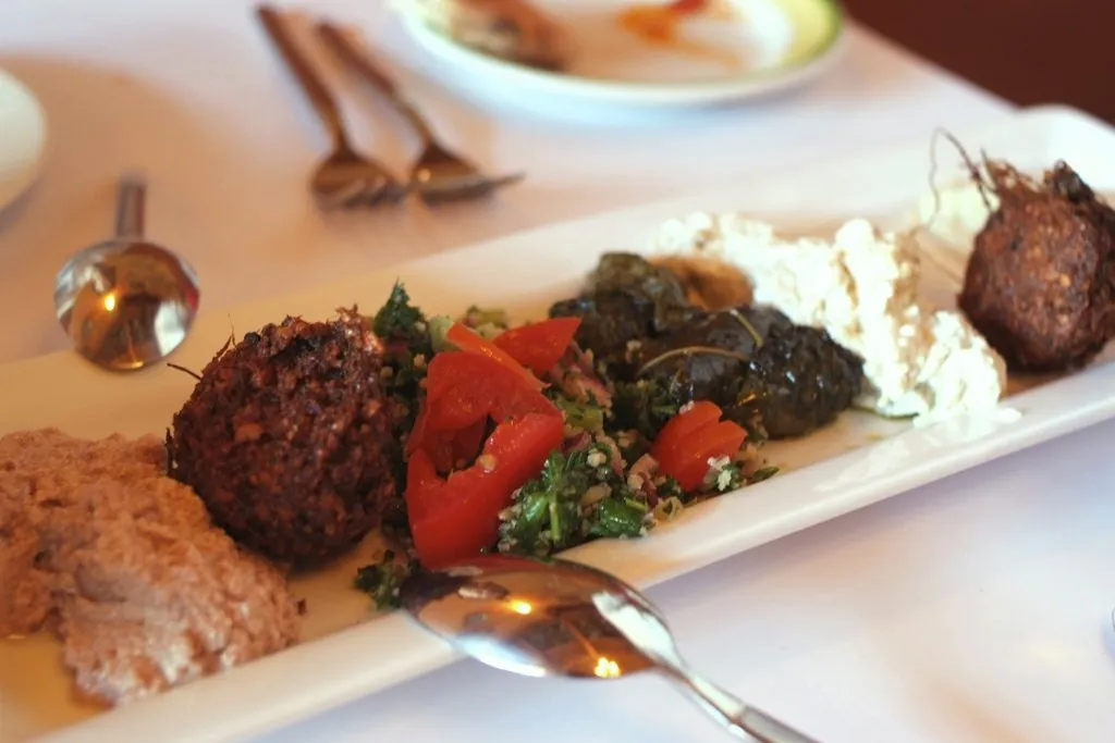 Picture of a plate of mezes (cold Turkish starters) in Istanbul's Meyhanes