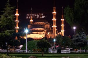 Illuminated Blue Mosque saying: Sevelim sevilelim 'Let us love, Let us be loved' by Yunus Emre (a Turkish poet and Sufi mystic).